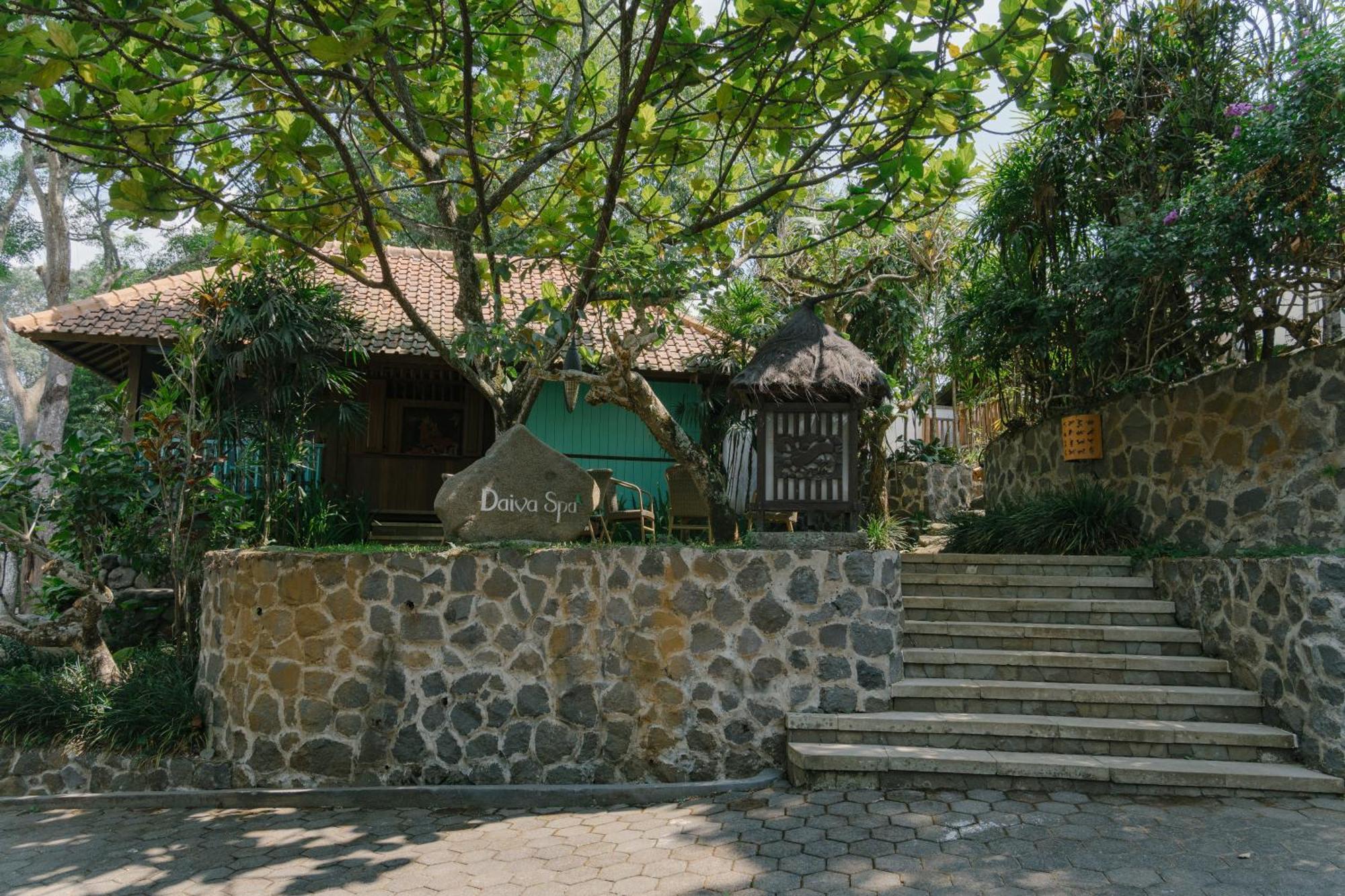 Novus Giri Resort y Spa Puncak Exterior foto