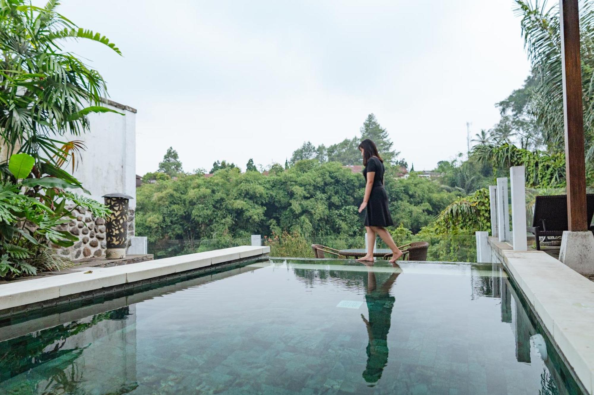 Novus Giri Resort y Spa Puncak Exterior foto